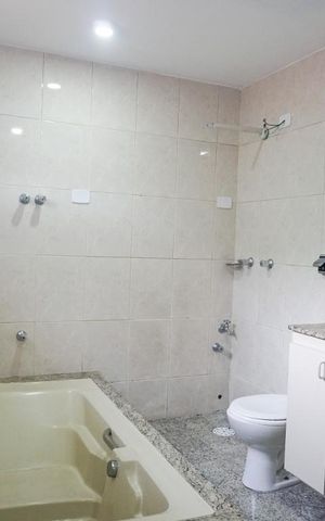 Casa à venda com 300m², 2 quartos e 2 vagasBanheiro