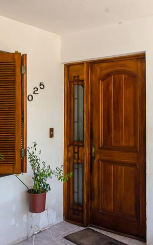 Casa à venda com 358m², 3 quartos e 3 vagas Casa à venda com 358m², 3 quartos e 3 vagasVaranda