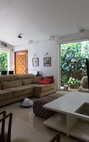 Casa à venda com 430m², 5 quartos e 2 vagas Casa à venda com 430m², 5 quartos e 2 vagasSala
