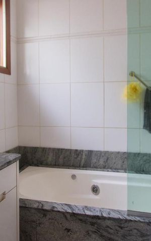 Casa à venda com 270m², 2 quartos e 2 vagasBanheiro Suíte