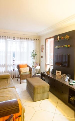 Casa à venda com 270m², 2 quartos e 2 vagasSala