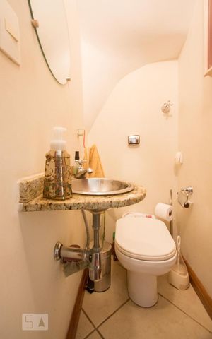 Casa à venda com 270m², 2 quartos e 2 vagasLavabo