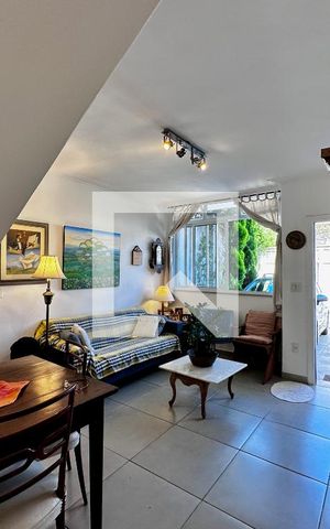 Casa à venda com 130m², 3 quartos e 2 vagas Casa à venda com 130m², 3 quartos e 2 vagasSala