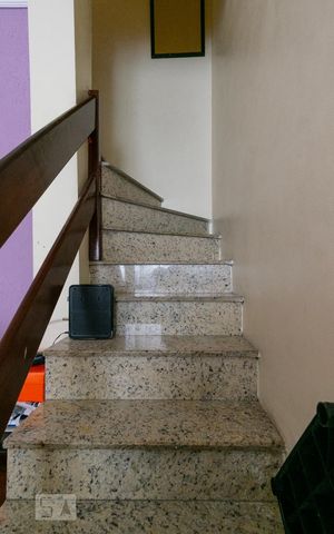 Casa de condomínio à venda com 70m², 2 quartos e 1 vaga Casa de condomínio à venda com 70m², 2 quartos e 1 vagaEscadas