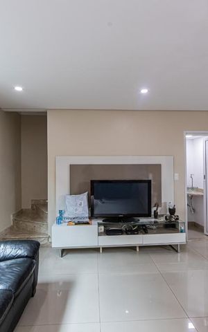 Casa à venda com 90m², 2 quartos e 3 vagas Casa à venda com 90m², 2 quartos e 3 vagasSala