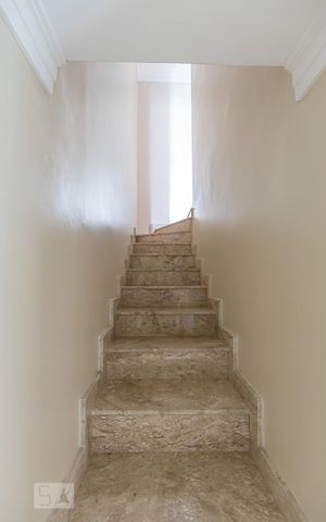 Casa à venda com 90m², 2 quartos e 3 vagas Casa à venda com 90m², 2 quartos e 3 vagasEscada