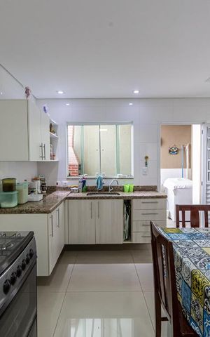 Casa à venda com 90m², 2 quartos e 3 vagas Casa à venda com 90m², 2 quartos e 3 vagasCozinha