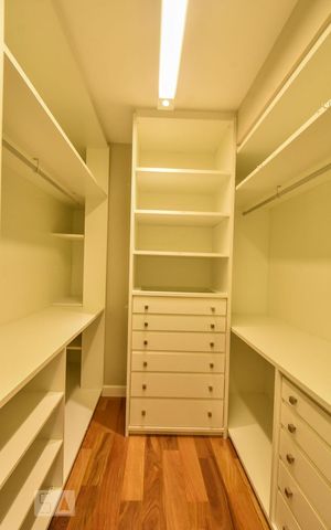 Apartamento à venda com 230m², 3 quartos e 3 vagasCloset Suíte 01