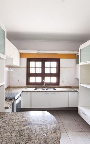 Casa para alugar com 242m², 3 quartos e 2 vagas Casa para alugar com 242m², 3 quartos e 2 vagasCozinha