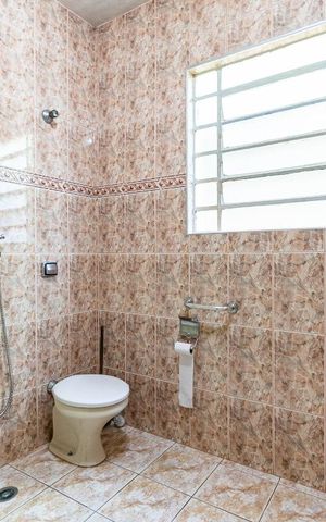 Casa à venda com 200m², 3 quartos e 3 vagas Casa à venda com 200m², 3 quartos e 3 vagasBanheiro
