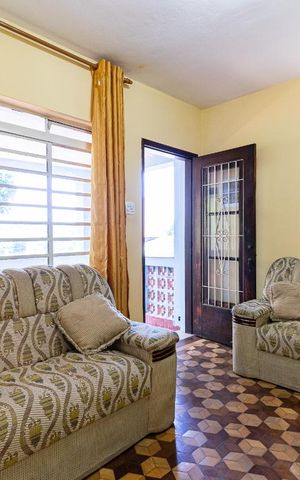 Casa à venda com 200m², 3 quartos e 3 vagas Casa à venda com 200m², 3 quartos e 3 vagasSala