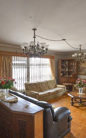 Casa à venda com 320m², 4 quartos e 3 vagas Casa à venda com 320m², 4 quartos e 3 vagasSala