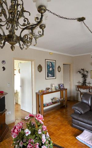 Casa à venda com 320m², 4 quartos e 3 vagas Casa à venda com 320m², 4 quartos e 3 vagasSala