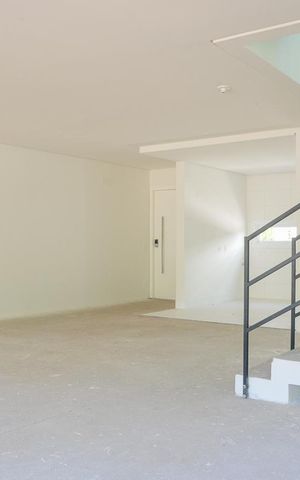 Casa de condomínio à venda com 276m², 3 quartos e 3 vagas Casa de condomínio à venda com 276m², 3 quartos e 3 vagasSala