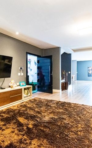 Casa à venda com 420m², 3 quartos e 4 vagas Casa à venda com 420m², 3 quartos e 4 vagasSala