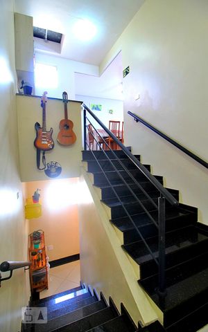 Apartamento à venda com 100m², 2 quartos e 2 vagasEscada