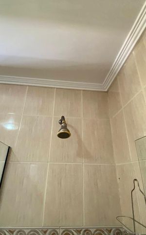 Casa à venda com 450m², 4 quartos e 3 vagasChuveiro da Banheiro da Suíte 