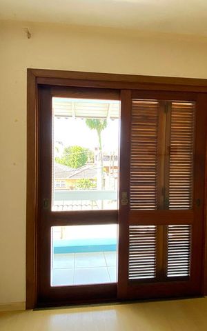 Casa à venda com 450m², 4 quartos e 3 vagasPorta Janela do Quarto 1 