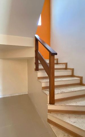 Casa à venda com 450m², 4 quartos e 3 vagasEscada