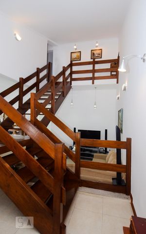 Casa à venda com 297m², 3 quartos e 8 vagas Casa à venda com 297m², 3 quartos e 8 vagasEscada da Sala