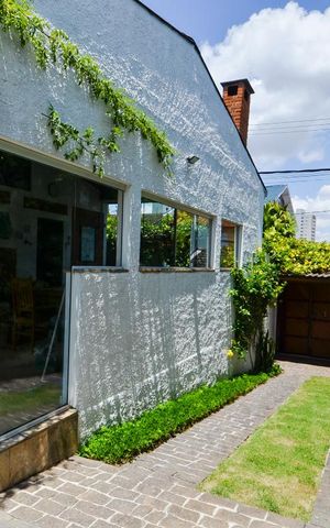 Casa à venda com 297m², 3 quartos e 8 vagas Casa à venda com 297m², 3 quartos e 8 vagasÁrea Externa
