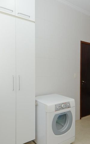Casa à venda com 297m², 3 quartos e 8 vagas Casa à venda com 297m², 3 quartos e 8 vagasÁrea de Serviço