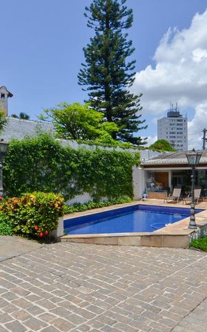Casa à venda com 297m², 3 quartos e 8 vagas Casa à venda com 297m², 3 quartos e 8 vagasPiscina