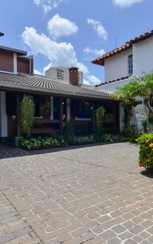 Casa à venda com 297m², 3 quartos e 8 vagas Casa à venda com 297m², 3 quartos e 8 vagasÁrea Externa