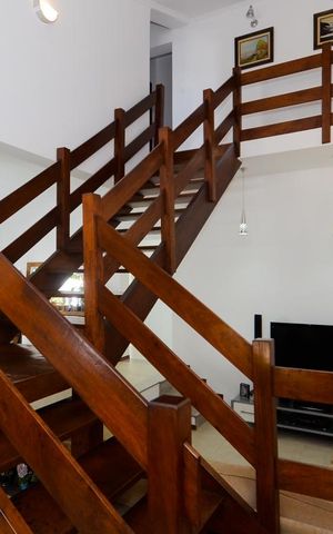 Casa à venda com 297m², 3 quartos e 8 vagas Casa à venda com 297m², 3 quartos e 8 vagasEscada da Sala