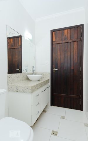 Casa à venda com 297m², 3 quartos e 8 vagas Casa à venda com 297m², 3 quartos e 8 vagasBanheiro da Suíte 1
