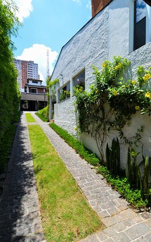 Casa à venda com 297m², 3 quartos e 8 vagas Casa à venda com 297m², 3 quartos e 8 vagasEntrada Garagem