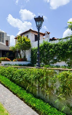 Casa à venda com 297m², 3 quartos e 8 vagas Casa à venda com 297m², 3 quartos e 8 vagasÁrea Externa
