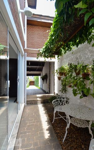 Casa à venda com 297m², 3 quartos e 8 vagas Casa à venda com 297m², 3 quartos e 8 vagasCorredor Lateral
