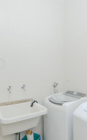 Casa à venda com 297m², 3 quartos e 8 vagas Casa à venda com 297m², 3 quartos e 8 vagasÁrea de Serviço