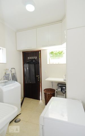 Casa à venda com 297m², 3 quartos e 8 vagas Casa à venda com 297m², 3 quartos e 8 vagasÁrea de Serviço
