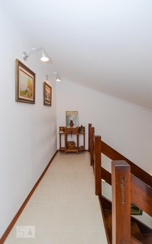 Casa à venda com 297m², 3 quartos e 8 vagas Casa à venda com 297m², 3 quartos e 8 vagasEscada da Sala