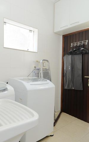 Casa à venda com 297m², 3 quartos e 8 vagas Casa à venda com 297m², 3 quartos e 8 vagasÁrea de Serviço
