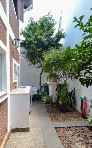Casa à venda com 297m², 3 quartos e 8 vagas Casa à venda com 297m², 3 quartos e 8 vagasÁrea Externa - Fundos da Casa