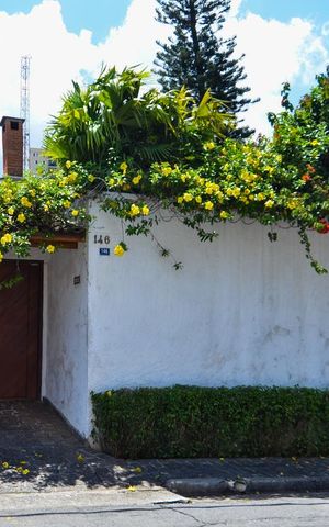 Casa à venda com 297m², 3 quartos e 8 vagas Casa à venda com 297m², 3 quartos e 8 vagasFachada
