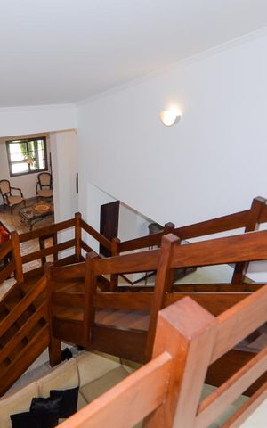 Casa à venda com 297m², 3 quartos e 8 vagas Casa à venda com 297m², 3 quartos e 8 vagasEscada da Sala