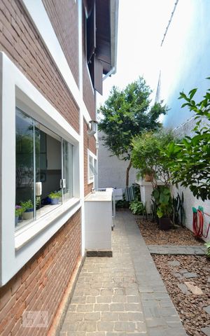 Casa à venda com 297m², 3 quartos e 8 vagas Casa à venda com 297m², 3 quartos e 8 vagasÁrea Externa - Fundos da Casa