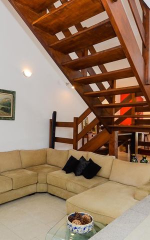 Casa à venda com 297m², 3 quartos e 8 vagas Casa à venda com 297m², 3 quartos e 8 vagasSala de Estar