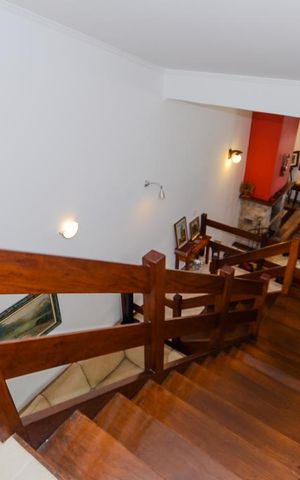 Casa à venda com 297m², 3 quartos e 8 vagas Casa à venda com 297m², 3 quartos e 8 vagasEscada da Sala