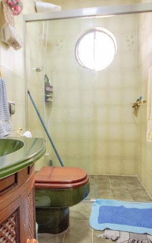 Casa à venda com 200m², 3 quartos e 2 vagasBanheiro