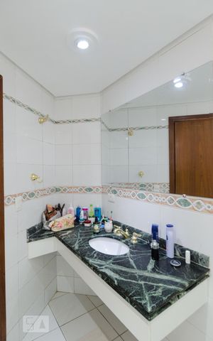 Apartamento à venda com 332m², 3 quartos e 3 vagas Apartamento à venda com 332m², 3 quartos e 3 vagasBanheiro da suíte