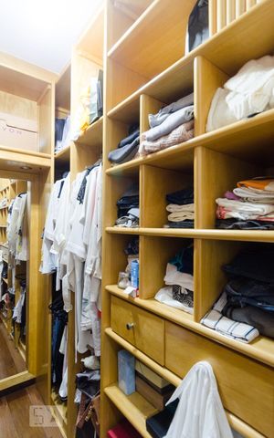 Apartamento à venda com 332m², 3 quartos e 3 vagas Apartamento à venda com 332m², 3 quartos e 3 vagasCloset da suíte