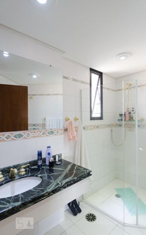 Apartamento à venda com 332m², 3 quartos e 3 vagas Apartamento à venda com 332m², 3 quartos e 3 vagasBanheiro da suíte
