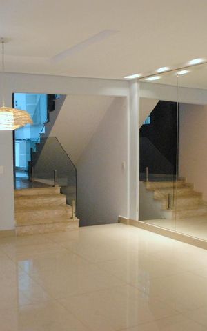 Casa à venda com 252m², 4 quartos e 5 vagasSala