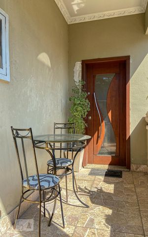 Casa à venda com 225m², 3 quartos e 5 vagas Casa à venda com 225m², 3 quartos e 5 vagasEntrada