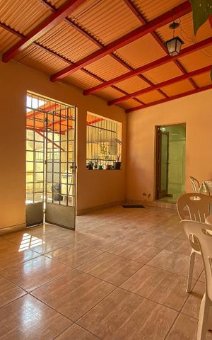 Casa à venda com 225m², 3 quartos e 5 vagas Casa à venda com 225m², 3 quartos e 5 vagasQuintal
